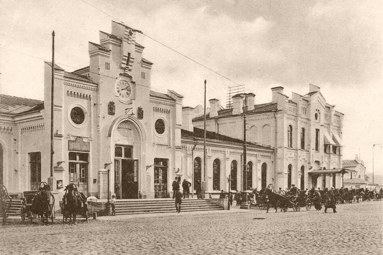 Финляндский вокзал. Главный вход. Фрагмент старой открытки. Финляндский вокзал. Главный вход. Фрагмент старой открытки.