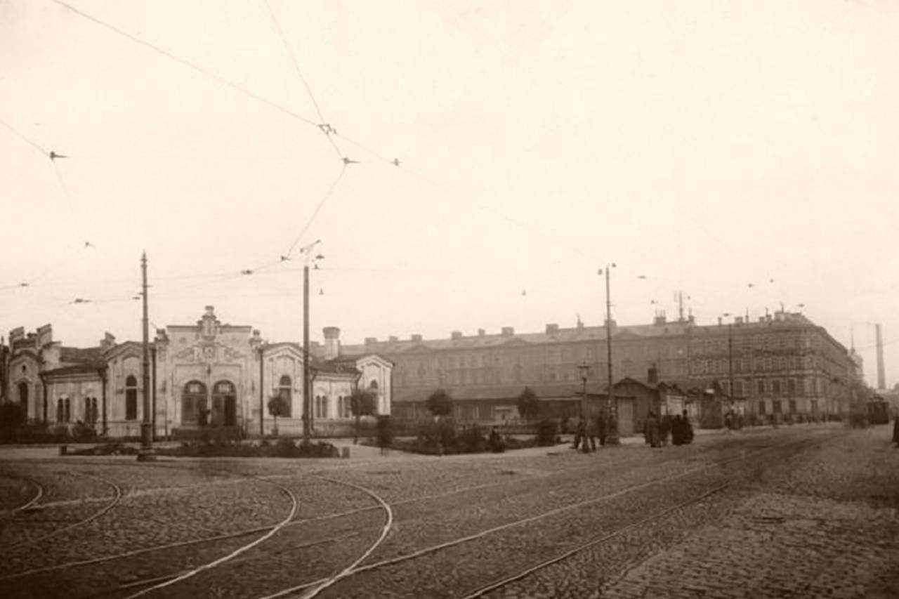 Вид на пересечение Симбирской и Самарской улиц. Дореволюционная фотография. Вид на пересечение Симбирской и Самарской улиц. Дореволюционная фотография.