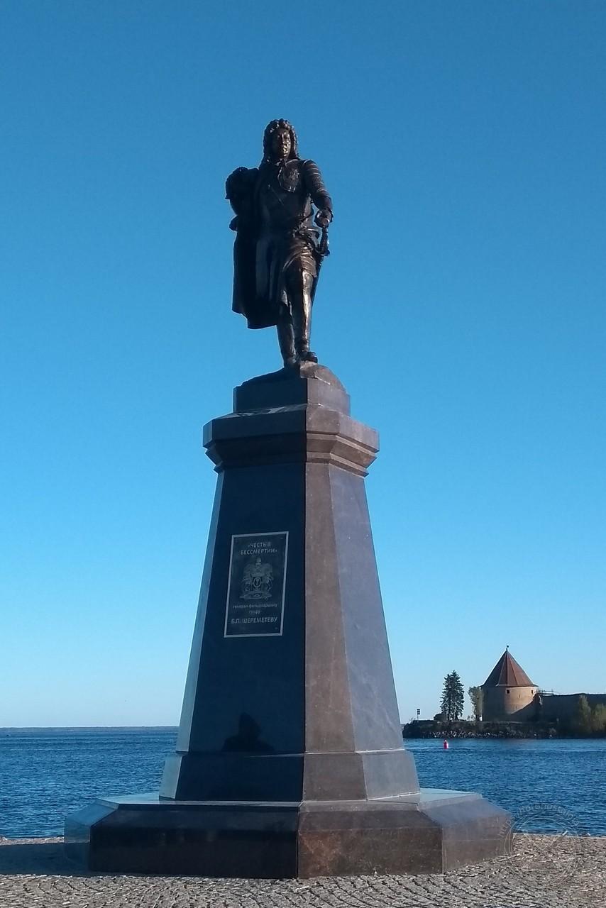 Памятник графу Шереметеву. Памятник графу Шереметеву.